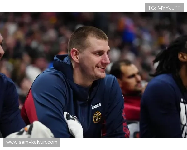 计时器故障中断比赛18分钟，约基奇场边搞怪热身